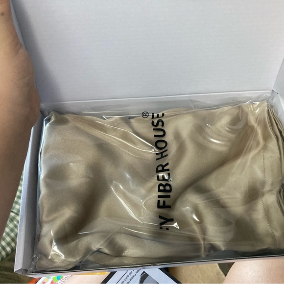 Fiber house gold pillow case - Picture 2 of 3